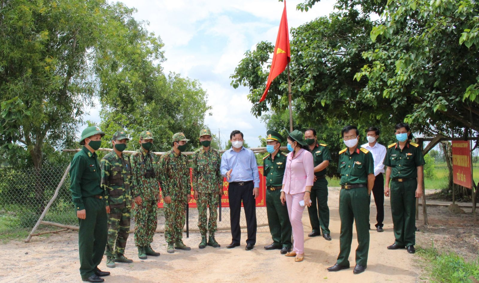 Cadres and soldiers on duty at anti-epidemic checkpoints are visited and encouraged