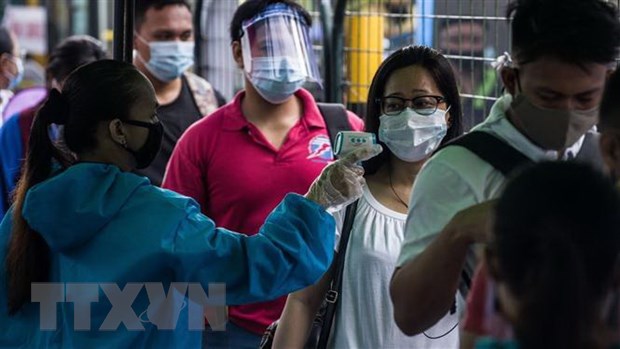 Kiểm tra thân nhiệt phòng lây nhiễm COVID-19 tại một nhà ga ở Manila, Philippines. (Ảnh: AFP/TTXVN)