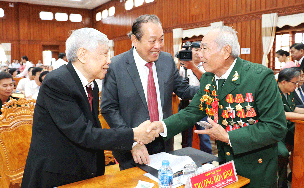 Long An delegation visits former General Secretary Le Kha Phieu Former General Secretary - Le Kha Phieu (L) attends the 70th Anniversary Victory of Moc Hoa (2018)