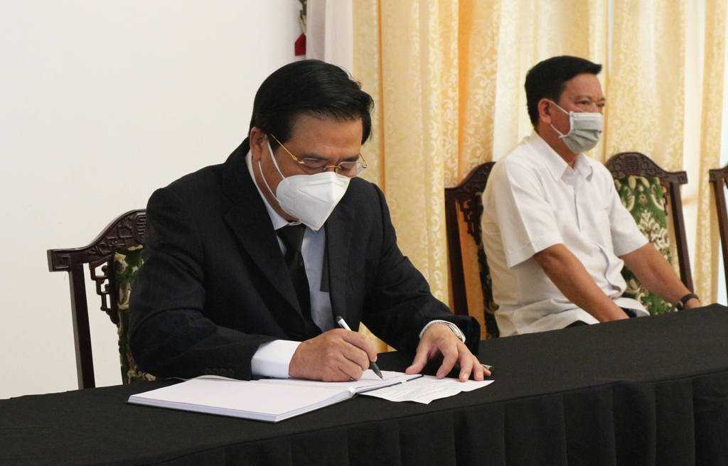 Long An delegation visits former General Secretary Le Kha Phieu Secretary of the Provincial Party Committee, Chairman of the Provincial People's Council - Pham Van Ranh writes the funeral book