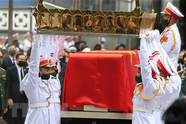 Tổ chức trọng thể Lễ truy điệu nguyên Tổng Bí thư Lê Khả Phiêu Linh cữu nguyên Tổng Bí thư Lê Khả Phiêu được chuyển lên linh xa. (Ảnh: Dương Giang/TTXVN)