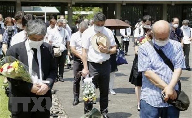Người dân tại lễ kỷ niệm tưởng nhớ những người thiệt mạng trong Chiến tranh Thế giới thứ hai tại Tokyo, Nhật Bản, ngày 15/8/2020. (Ảnh: Kyodo/TTXVN)