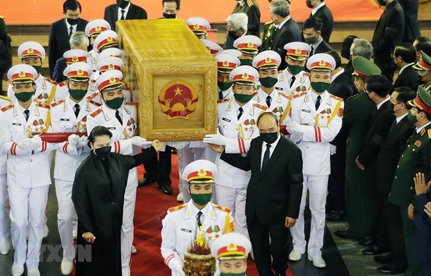 Leaders of countries and political parties send condolences over Le Kha Phieu’s passing NA Chairwoman Nguyen Thi Kim Ngan (L) and Prime Minister Nguyen Xuan Phuc at the memorial services for former Party General Secretary Le Kha Phie (Photo: VNA)