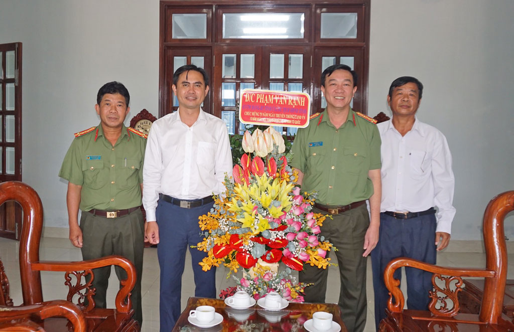 Secretary of Long An Party Committee congratulates the Traditional Day of People's Public Security Authorized by the Secretary of the Provincial Party Committee, Chairman of the People's Council of Long An province - Pham Van Ranh, Deputy Chief of the Provincial Party Office - Tran The Luan visited and congratulated the Board of Directors of Provincial Public Security