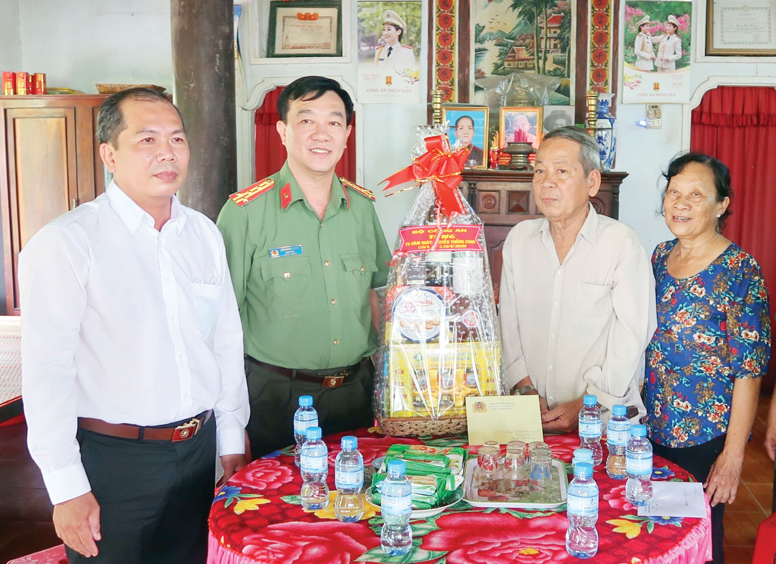 Đại tá Lâm Minh Hồng - Giám đốc Công an tỉnh, thăm, tặng quà gia đình liệt sĩ Anh hùng Lực lượng vũ trang CAND Nguyễn Minh Trung (huyện Bến Lức) nhân kỷ niệm 75 năm Ngày truyền thống Công an nhân dân