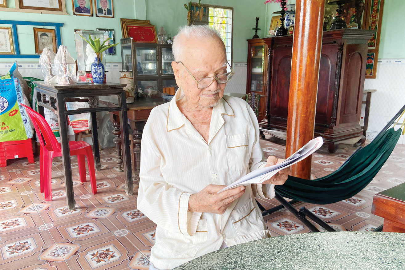 Hàng ngày, ông Nguyễn Văn Vương vẫn  chăm chú nghiên cứu sách báo liên quan đến lịch sử dân tộc Việt Nam