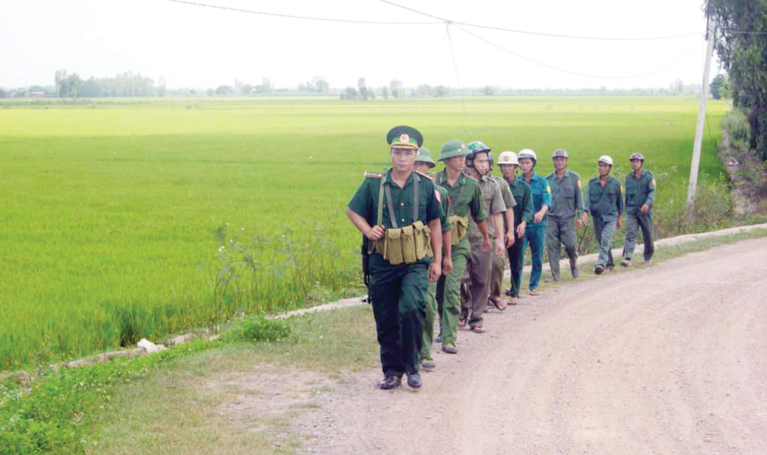 Các lực lượng chức năng phối hợp tuần tra giữ gìn an ninh, trật tự