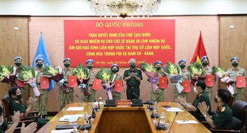Trao quyết định cho 10 sĩ quan Việt Nam đi làm nhiệm vụ gìn giữ hòa bình