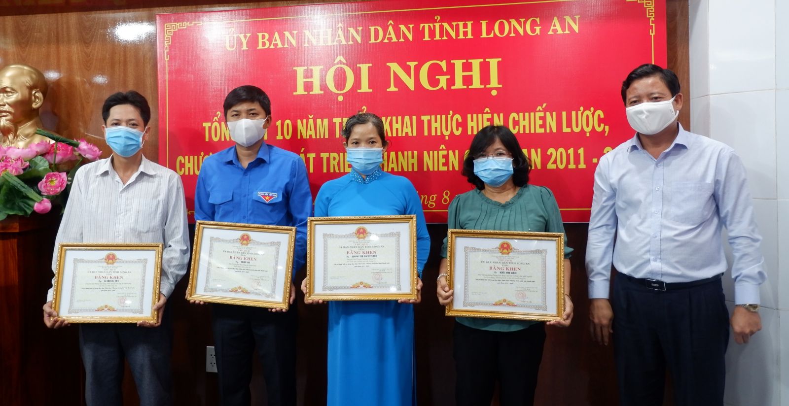 Long An: Strategy and Program for Youth Development achieved many outstanding results after 10 years Vice Chairman of the Provincial People's Committee - Pham Tan Hoa awarded certificates of merit to collectives and individuals with achievements in implementing the Youth Development Strategy in period 2011 - 2020 in the province