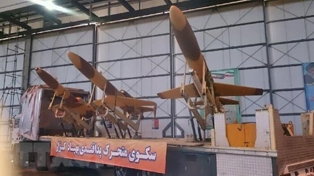 Iran giới thiệu tên lửa đất đối đất mới và tên lửa tầm thấp mới tại Tehran. (Ảnh: IRNA/TTXVN)