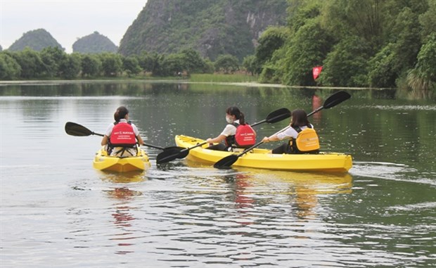 Kayak tours on offer at Trang An Scenic Landscape Complex Tourists explore Trang An Scenic Landscape Complex by rowing kayaks (Photo: VNA)