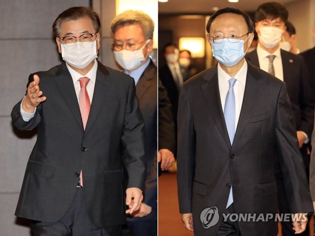 Ông Suh Hoon - Giám đốc Văn phòng an ninh quốc gia thuộc Phủ Tổng thống Hàn Quốc, và ông Dương Khiết Trì - Ủy viên Bộ Chính trị Ban chấp hành trung ương Đảng Cộng sản Trung Quốc. (Nguồn: Yonhap News)