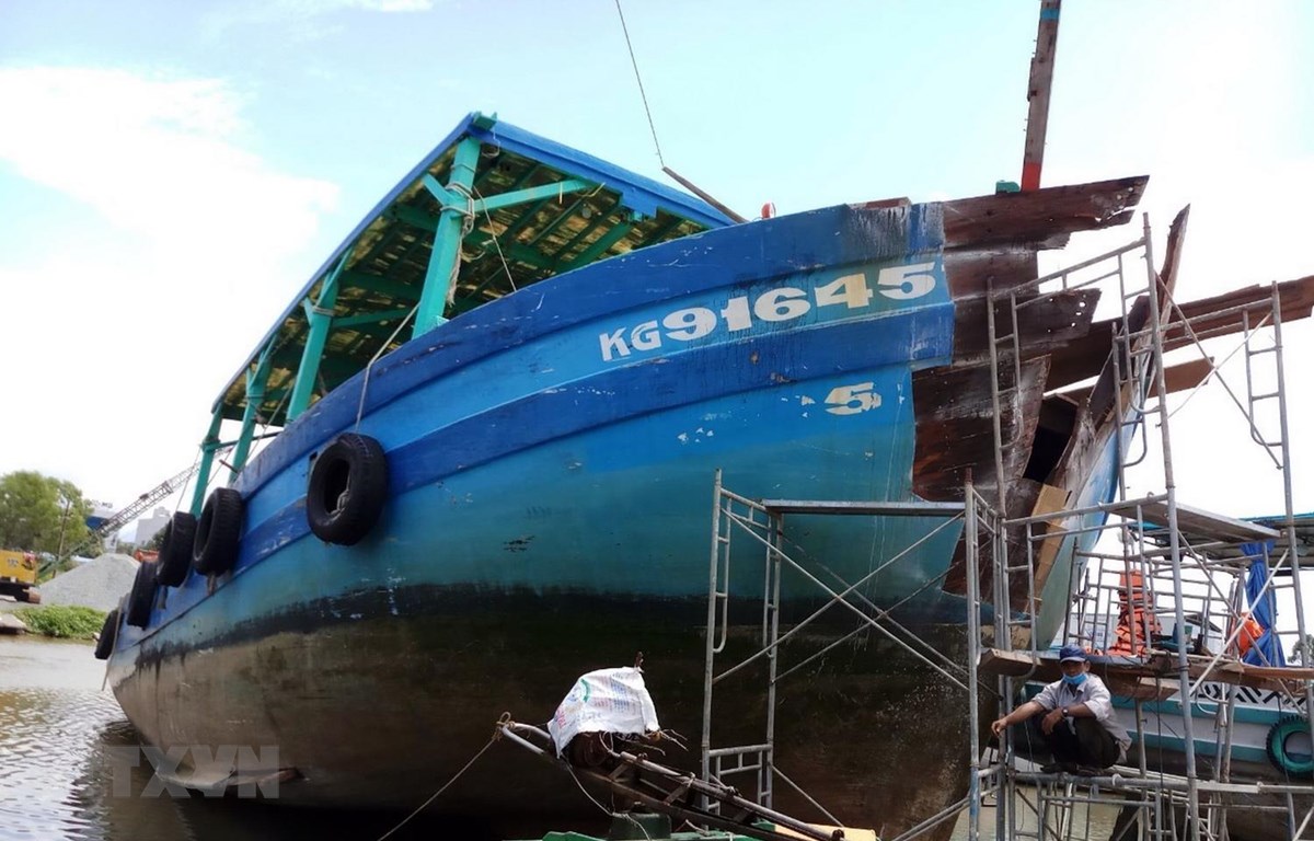 Chiếc tàu cá đã đâm nghiêng cột điện trên vùng biển huyện Kiên Hải. (Ảnh: TTXVN phát)