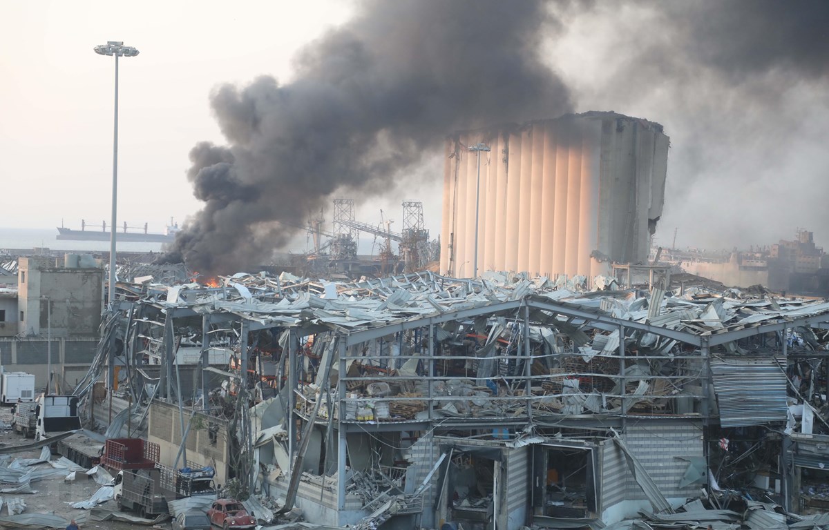 Khói bốc lên từ hiện trường vụ nổ tại cảng Beirut, Liban ngày 4/8/2020. (Ảnh: THX/TTXVN)