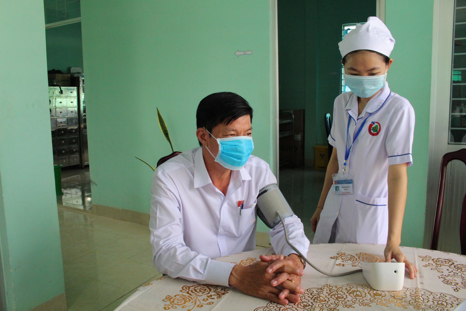 Đội ngũ y, bác sĩ Trạm Y tế xã Bình Thành không ngừng đổi mới phong cách, thái độ phục vụ