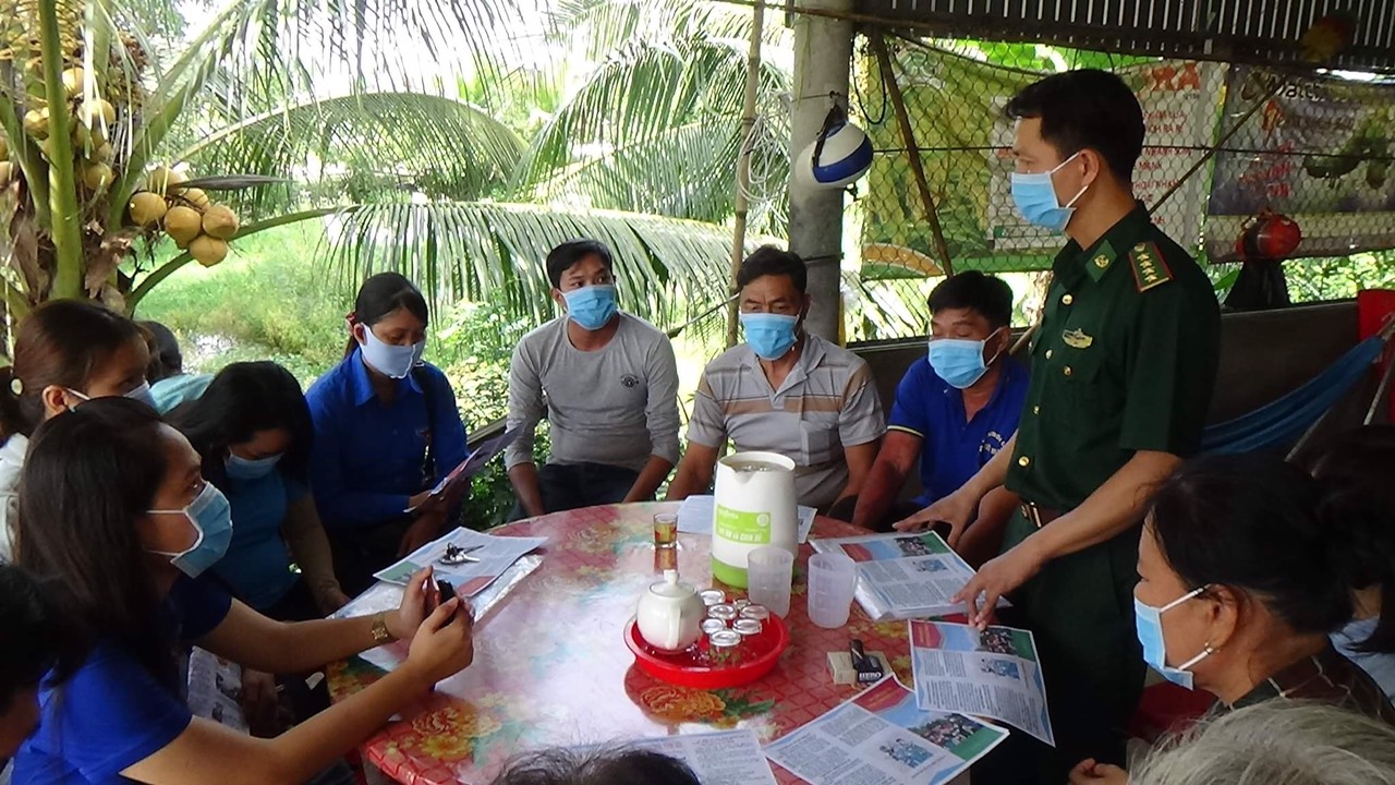 Đồn Biên phòng Cửa khẩu Quốc tế Bình Hiệp phối hợp chính quyền 2 xã Bình Hiệp, Bình Tân tuyên truyền người dân phòng, chống dịch bệnh