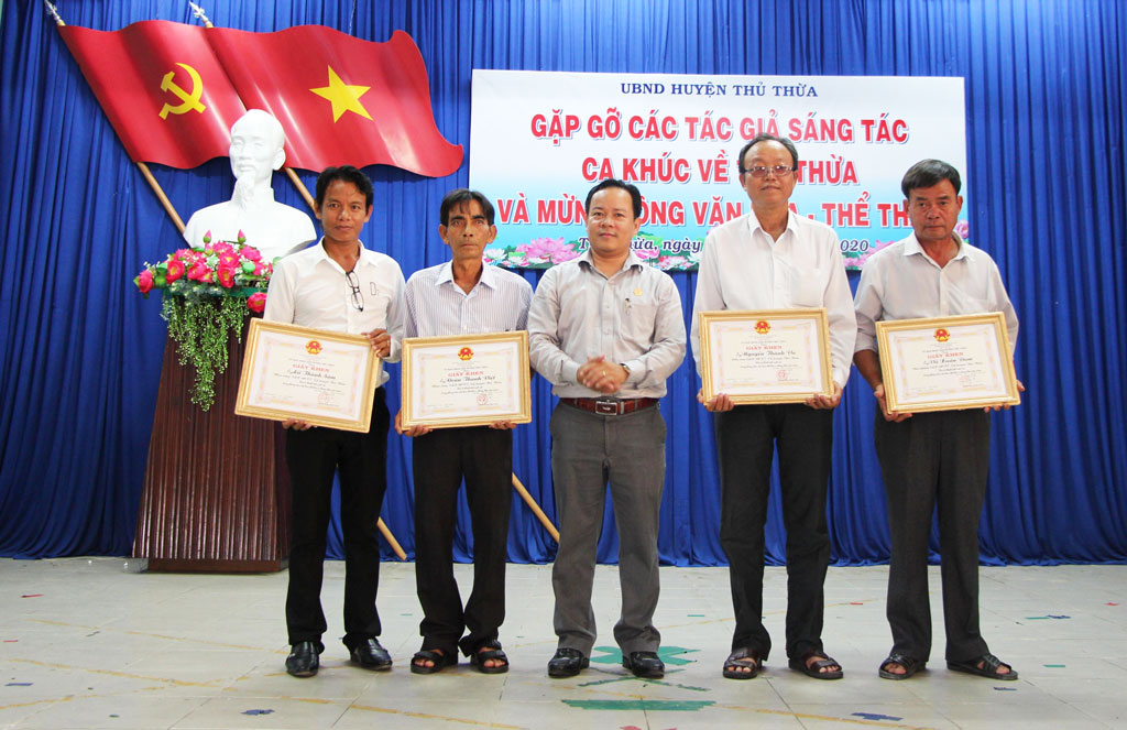 Thủ Thừa: Khen thưởng đột xuất 8 cá nhân xuất sắc trong hoạt động Văn hóa văn nghệ - Thể dục thể thao