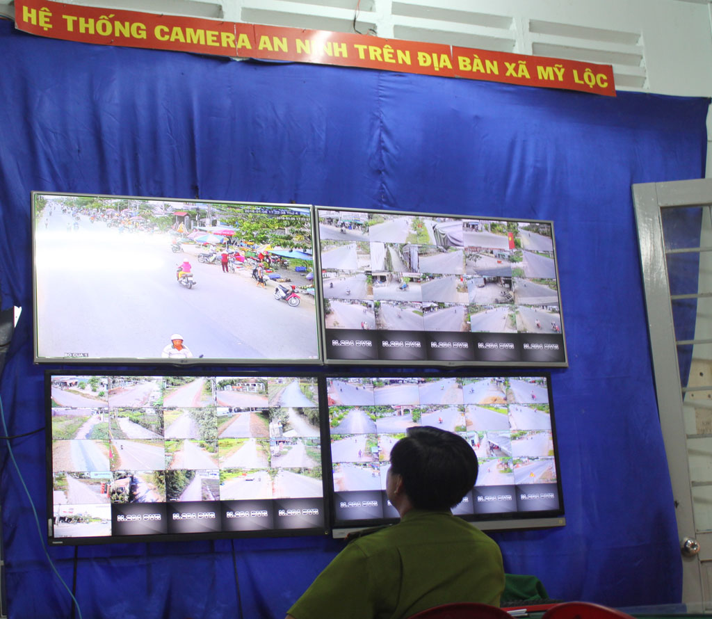 Bài 1: Bình yên hơn khi có 'mắt thần' giám sát địa bàn Quan sát hệ thống camera tại xã Mỹ Lộc