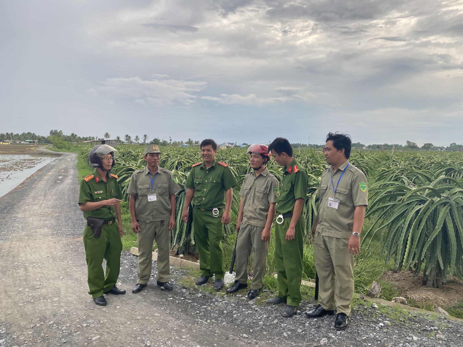 Công an thị trấn Tân Trụ tuần tra bảo đảm an ninh, trật tự trên các tuyến đường nông thôn