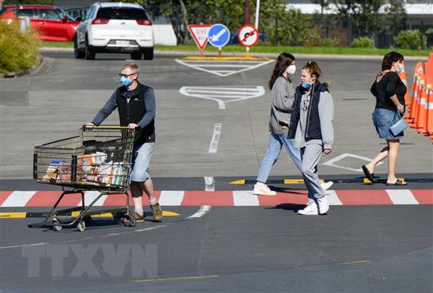 Người dân đeo khẩu trang phòng lây nhiễm COVID-19 tại siêu thị ở Auckland, New Zealand. (Ảnh: THX/TTXVN)