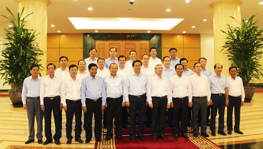 Member of the Politburo, Standing Member of the Central Secretariat of the Communist Party of Vietnam - Tran Quoc Vuong took memorial photos with the leaders of the central departments and the comrades in the Standing Committee of the Long An Party Committee