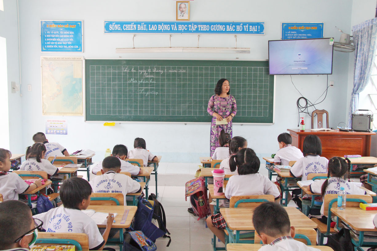 Sẵn sàng dạy sách giáo khoa mới Trường Tiểu học Lương Bình được trang bị tivi thông minh ở mỗi phòng học, chuẩn bị cho việc áp dụng sách giáo khoa mới