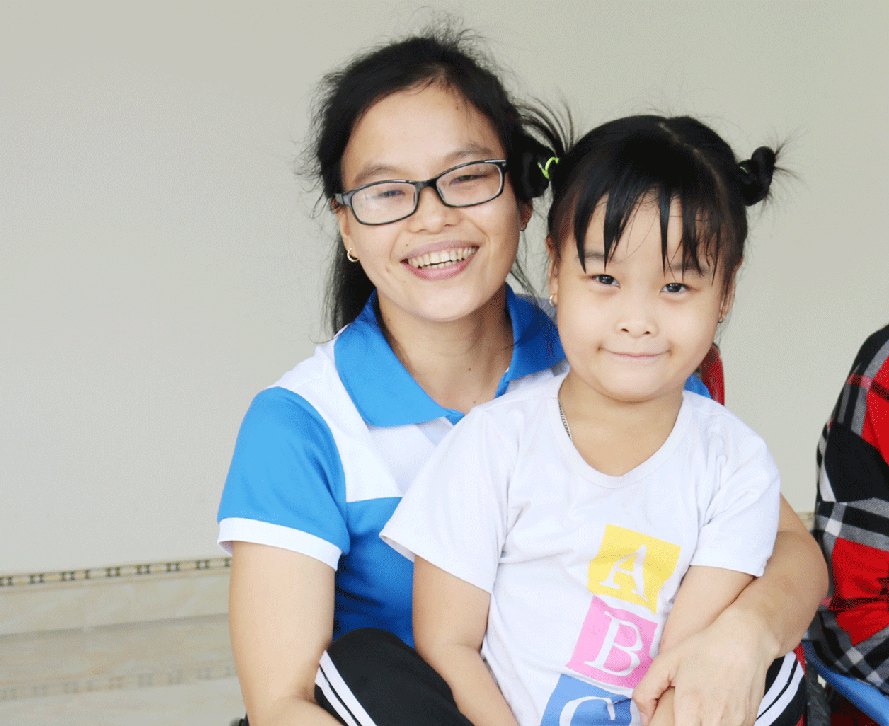 Nguyễn Thị Sa Ri bên cô con gái nhỏ