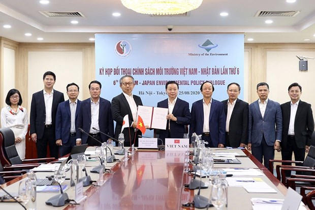 Vietnam, Japan beef up environmental cooperation On this occasion, the ministries signed a document extending their bilateral memorandum of understanding on environmental cooperation. (Photo: baotainguyenmoitruong.vn)