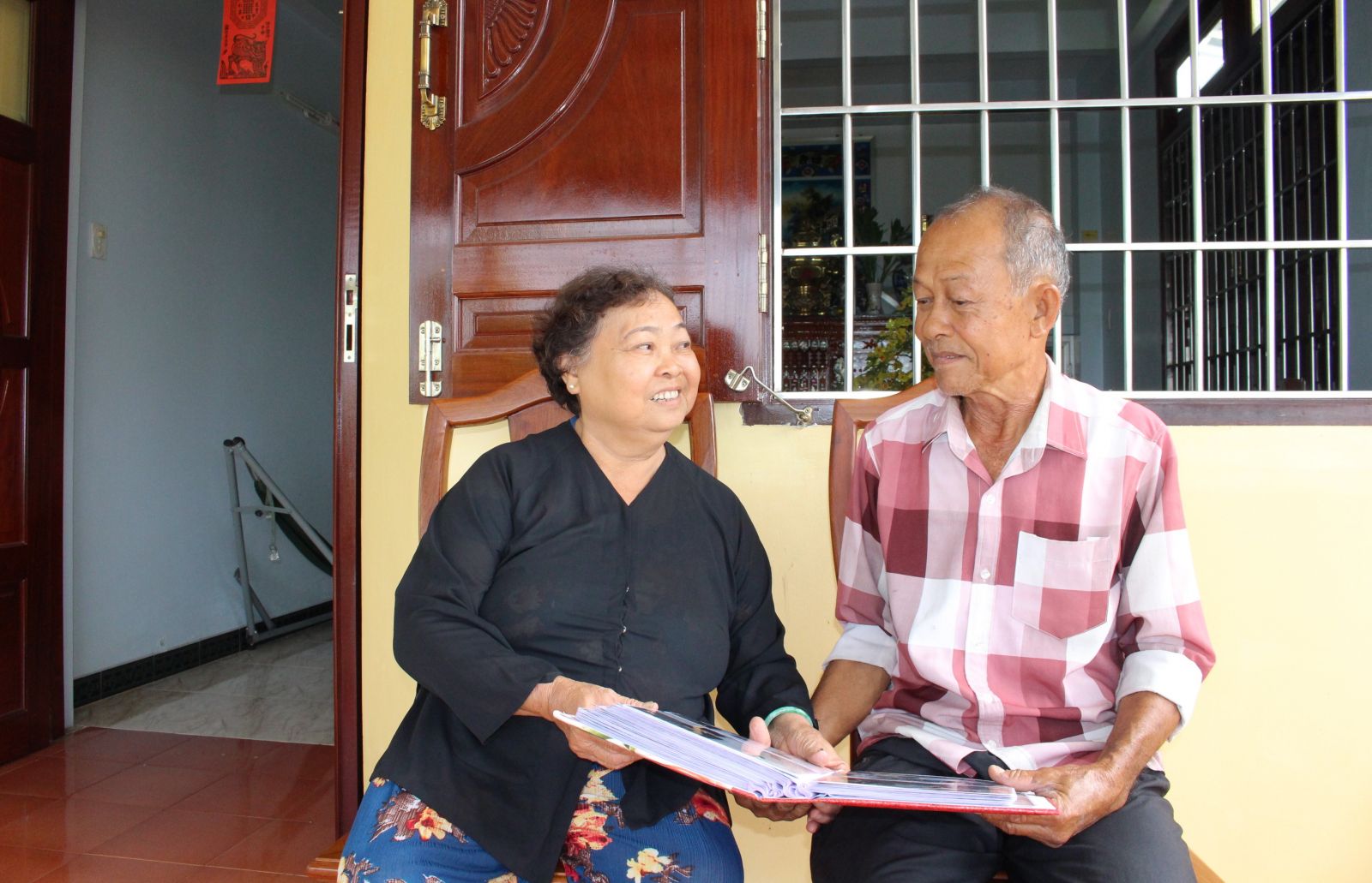 Vợ chồng ông Huỳnh Văn Thuần hãnh diện và hạnh phúc khi các con luôn hiếu thảo và trở thành công dân có ích cho xã hội