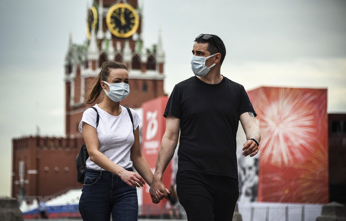 Người dân đeo khẩu trang phòng dịch COVID-19 tại Moskva, Nga ngày 15/6/2020. (Ảnh: AFP/TTXVN)