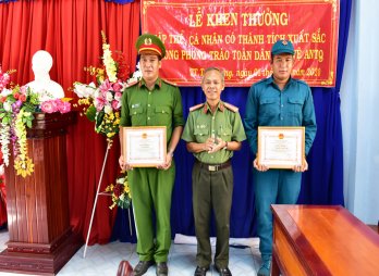 Tân Hưng: Khen thưởng đột xuất 2 cá nhân phòng, chống tội phạm ma túy