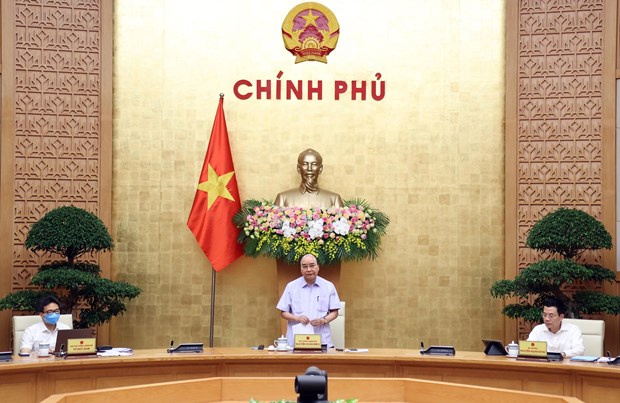 PM orders improvement of legal environment for e-government building Prime Minister Nguyen Xuan Phuc (standing) speaks at the meeting (Photo: VNA)
