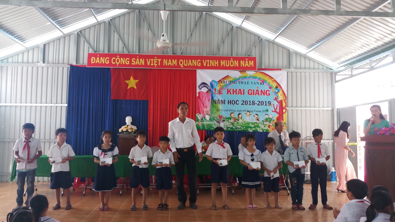 Tặng quà đầu năm học cho học sinh tại điểm phụ Trường Tiểu học Lê Văn Rỉ(Ảnh nhà trường cung cấp)