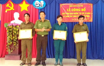 Khen thưởng đột xuất 3 cá nhân bắt trộm tại Cần Đước