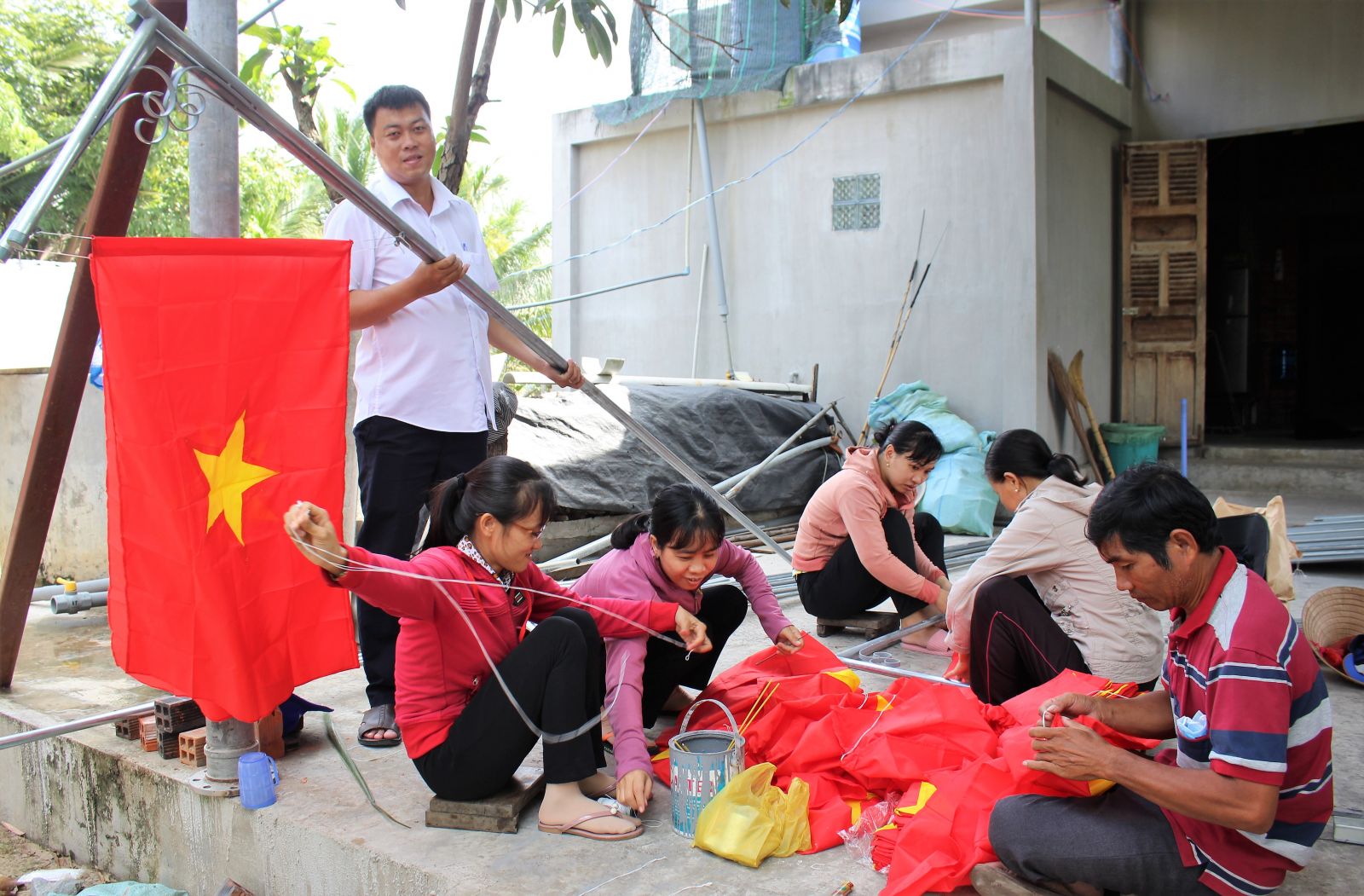 Chi bộ, Ban Công tác Mặt trận ấp 4, xã Long Định, tập trung làm cột cờ kiểu mẫu chuyển đến hộ dân