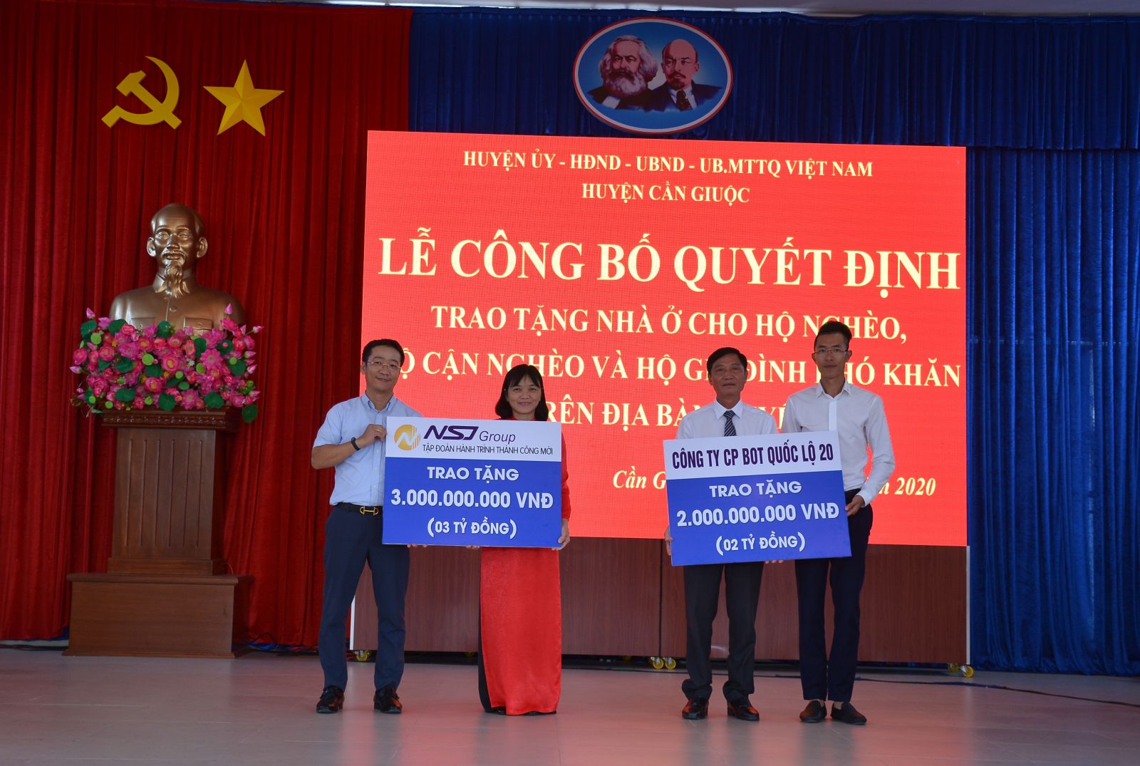 Nguyên Chủ tịch nước - Trương Tấn Sang vận động trao tặng 92 nhà tình thương tại Cần Giuộc