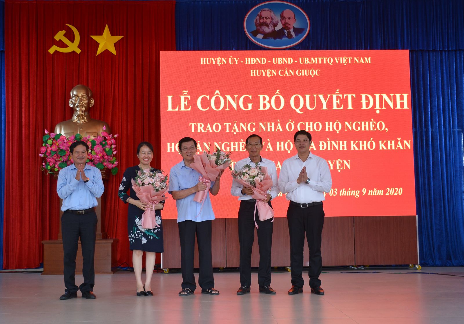 Nguyên Chủ tịch nước - Trương Tấn Sang vận động trao tặng 92 nhà tình thương tại Cần Giuộc