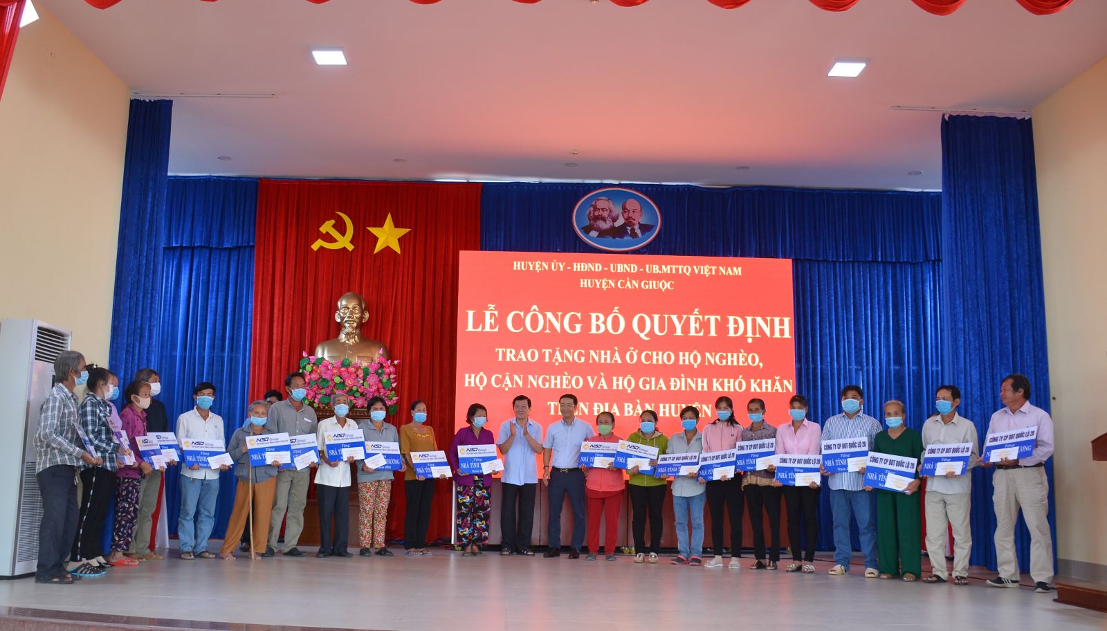 Nguyên Chủ tịch nước - Trương Tấn Sang vận động trao tặng 92 nhà tình thương tại Cần Giuộc