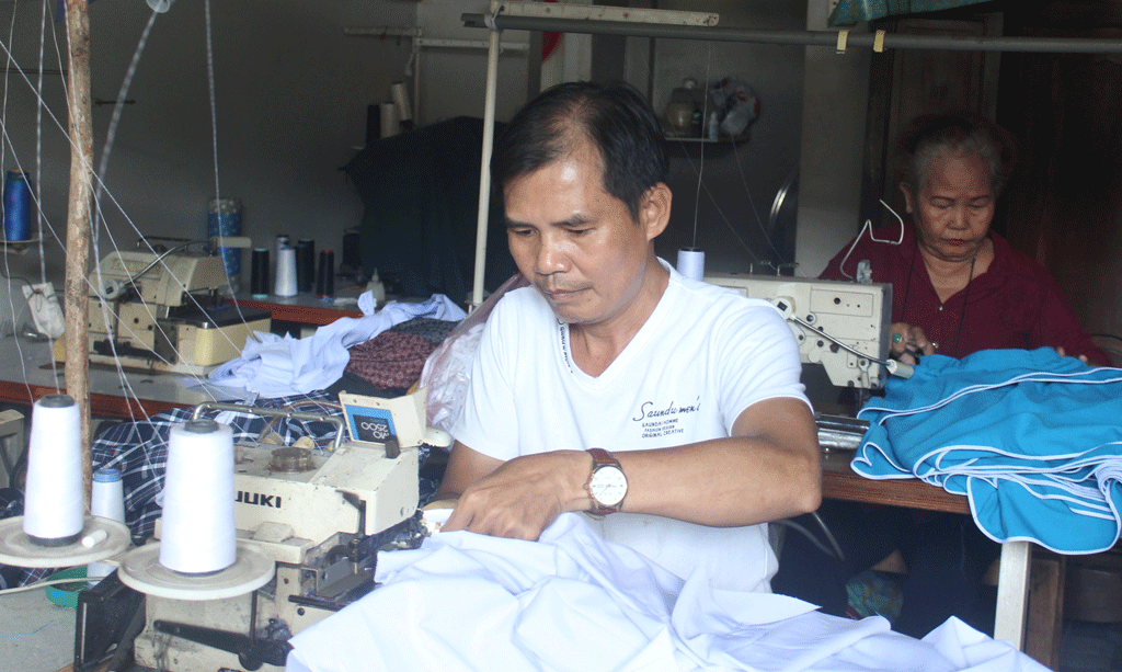 Anh Đặng Văn Út vay vốn Ngân hàng Chính sách Xã hội mua máy may, tạo việc làm cho lao động nhàn rỗi ở địa phương