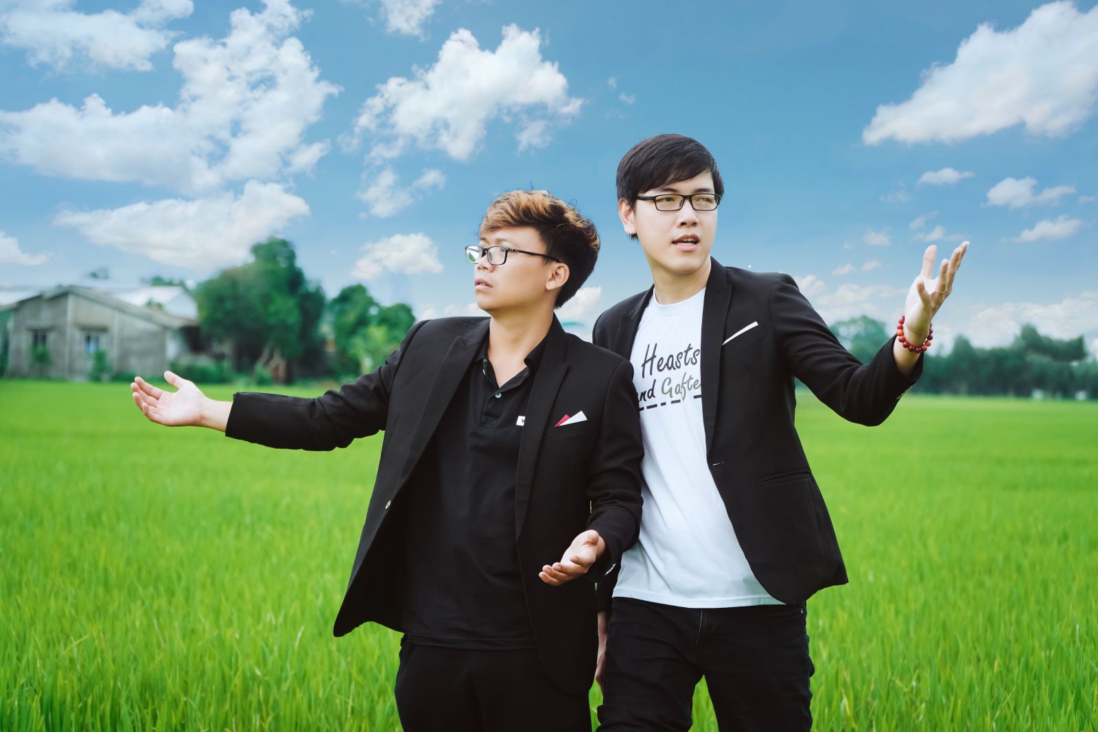 Yêu quê hương theo cách của riêng mình Bạn Nguyễn Hoàng Tiến (bìa trái) trình bày ca khúc “Đường về Mộc Hóa”