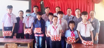 Báo Long An trao 3.000 quyển tập cho học sinh huyện Đức Hòa