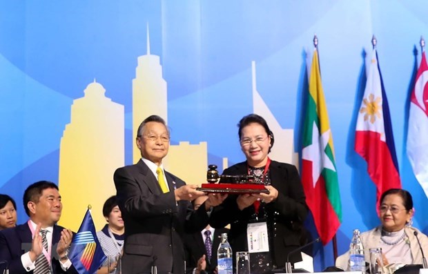 AIPA 41: Nỗ lực vì Cộng đồng ASEAN gắn kết và chủ động thích ứng Chủ tịch Quốc hội Nguyễn Thị Kim Ngân nhận búa đảm nhận chức Chủ tịch AIPA 41 từ Thái Lan. (Ảnh: Trọng Đức/TTXVN)