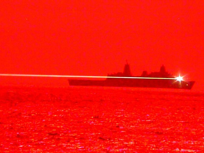 Tia laser cường độ cao phát ra từ tàu USS Portland vào tháng 5. Ảnh: Hải quân Mỹ