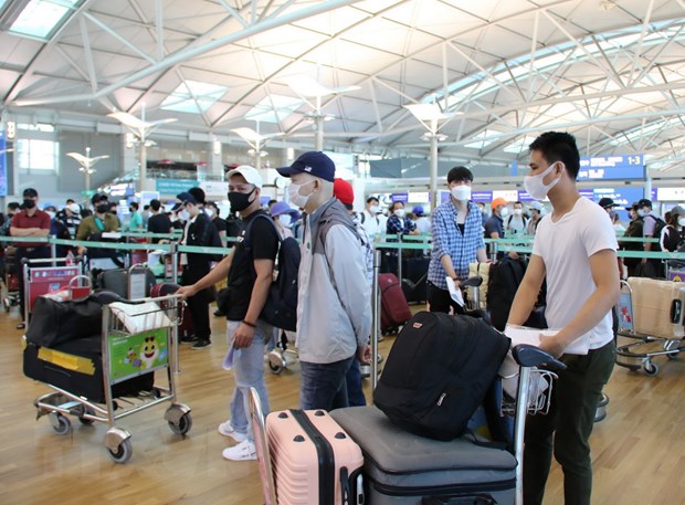 Công dân Việt Nam chờ làm thủ tục về nước tại sân bay ở Hàn Quốc. (Ảnh: Mạnh Hùng/TTXVN)