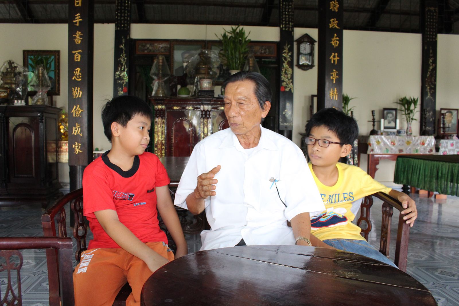Ông Phan Kim Trụ khuyên bảo con cháu tích cực học tập để phát huy truyền thống hiếu học của dòng họ