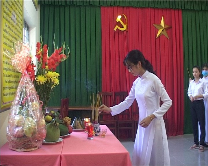 Học sinh Trường THPT Phan Văn Đạt thắp hương kỷ niệm 159 năm ngày mất của cử nhân, sĩ phu yêu nước Phan Văn Đạt