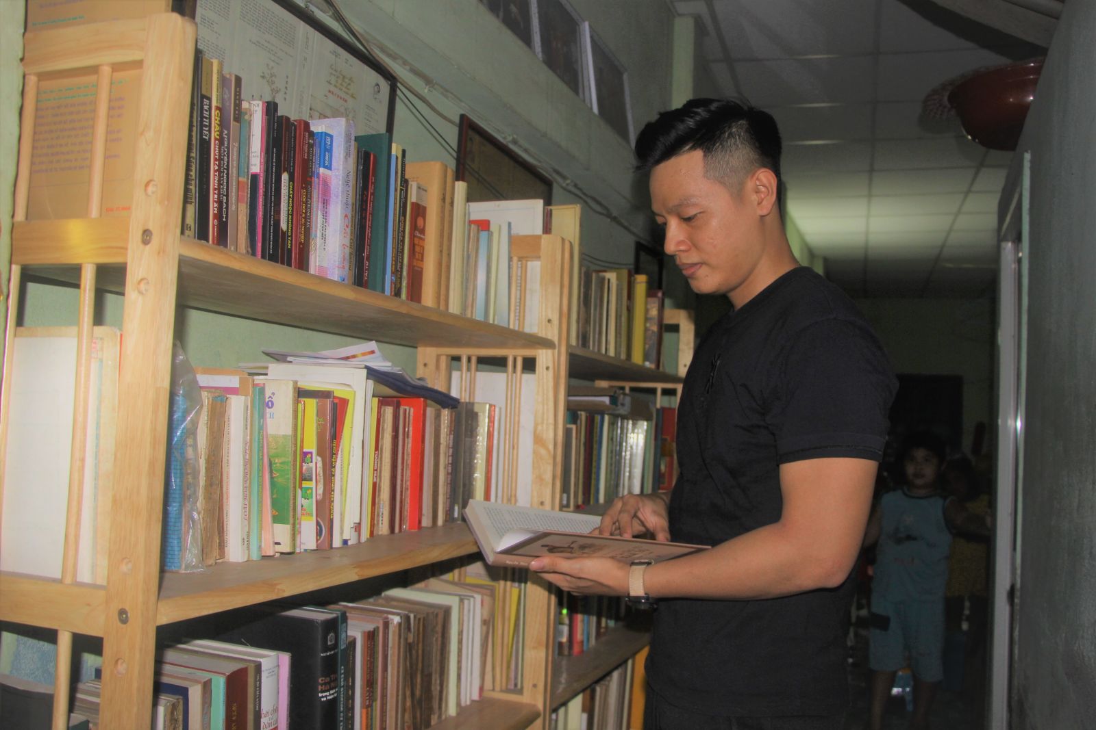 Hai kệ sách to nhà anh Hùng chứa đầy sách về đờn ca tài tử, cải lương, ca Huế, chèo,... được xếp ngay ngắn theo thể loại