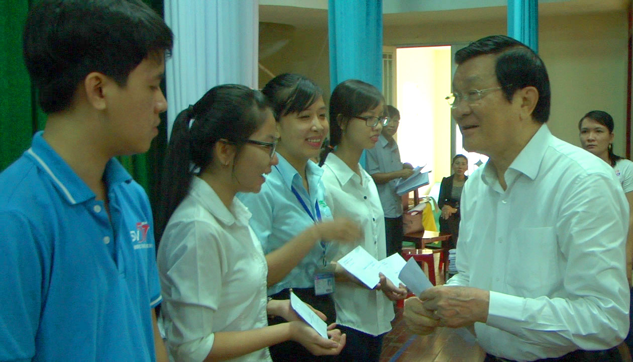 Nguyên Chủ tịch nước - Trương Tấn Sang trao học bổng cho học sinh, sinh viên tại huyện Đức Hòa