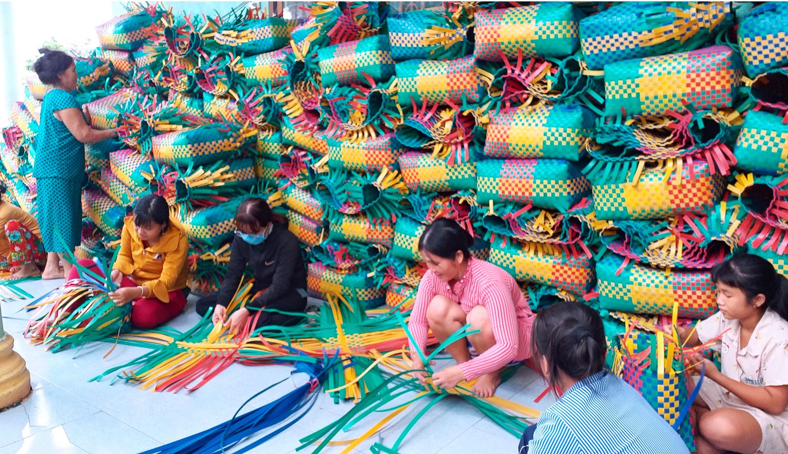Tổ đan giỏ nhựa góp phần nâng cao thu nhập cho phụ nữ