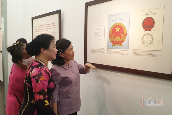 Visitors at the National Emblem exhibition (Photo: vietnamnet.vn)